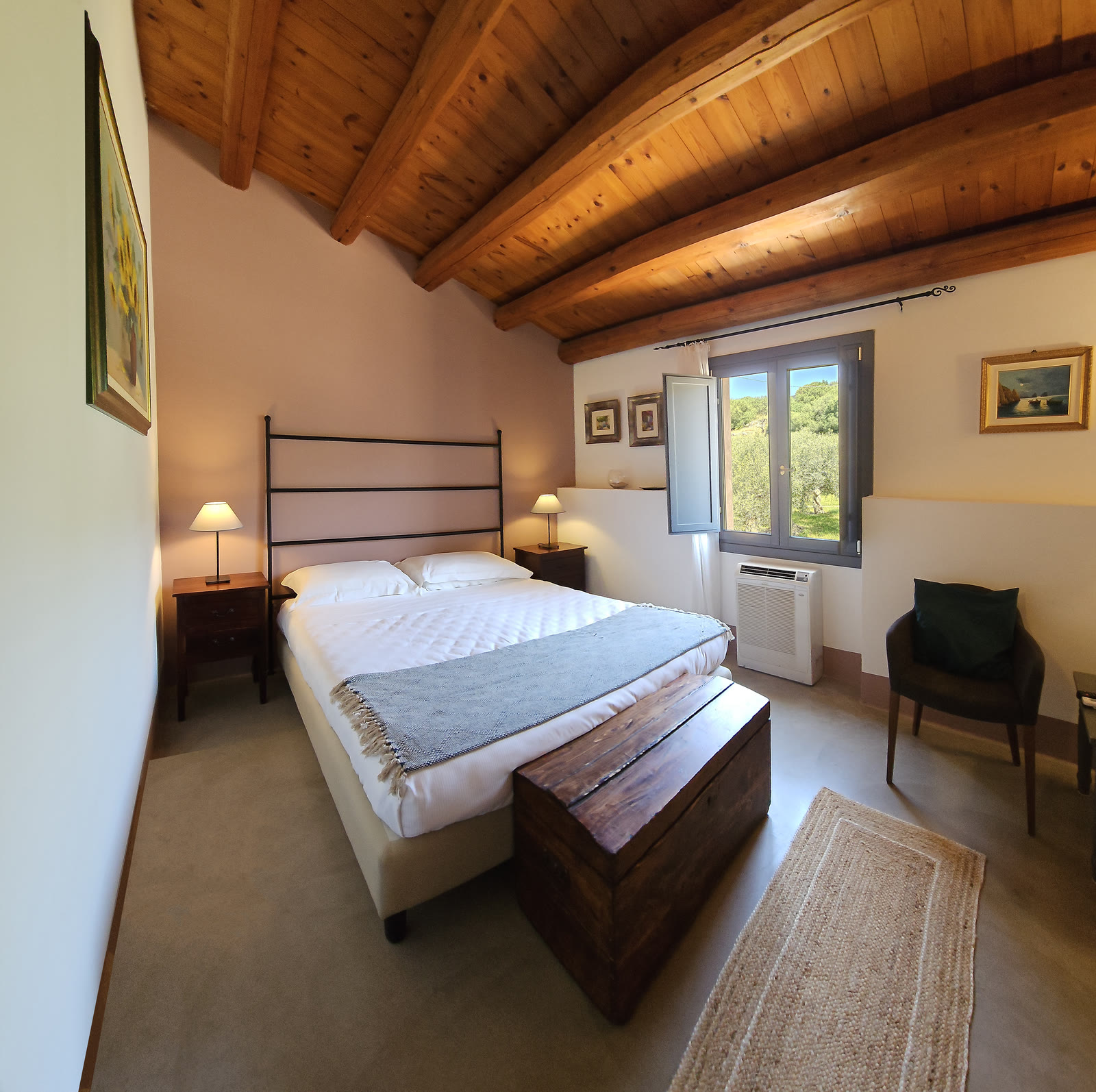 Camera Comfort con travi a vista e letto in ferro
