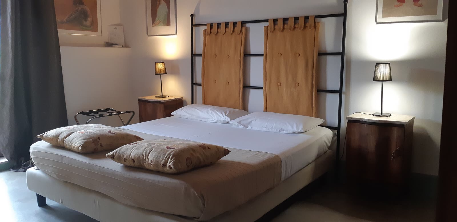 Camera Suite con due lampade ai lati del letto
