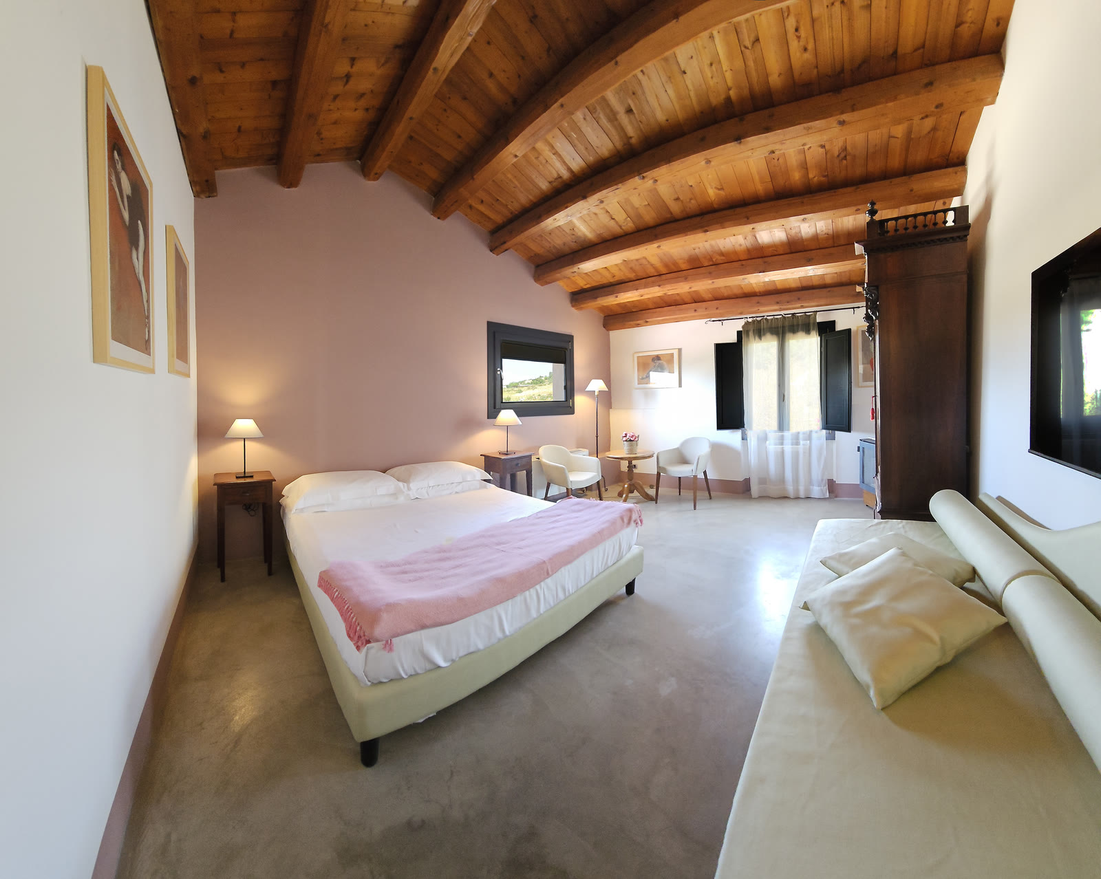 Camera Superior con il soffitto in legno