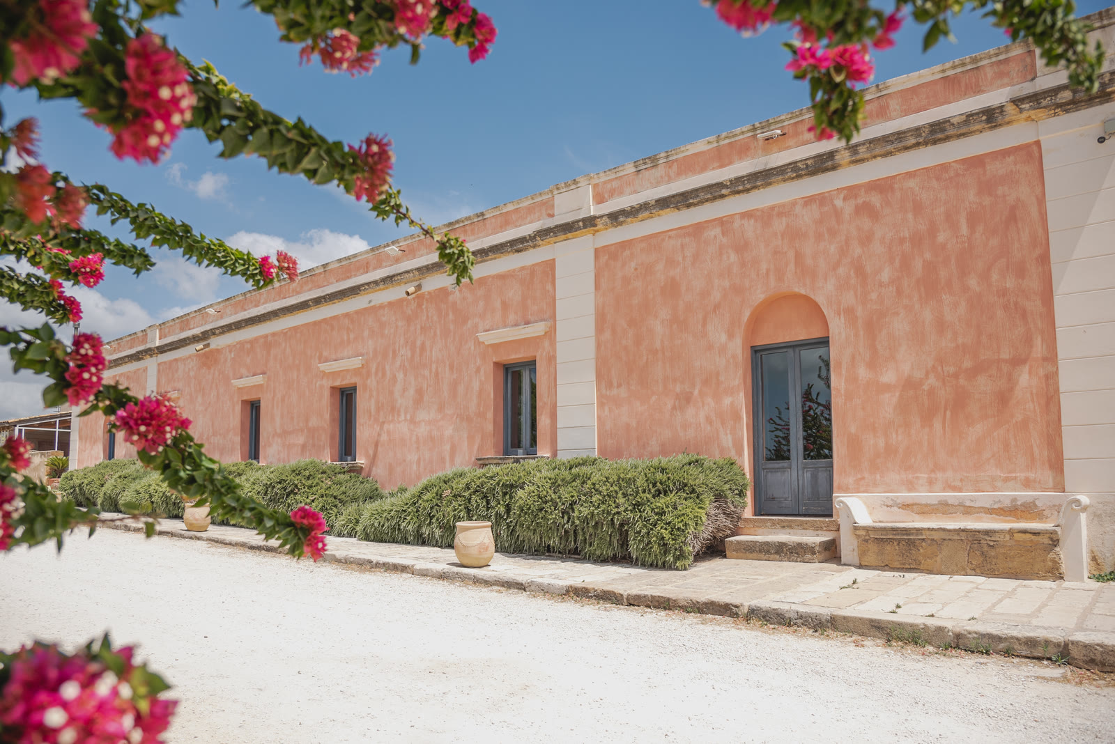 La facciata rosa della masseria con le bouganville