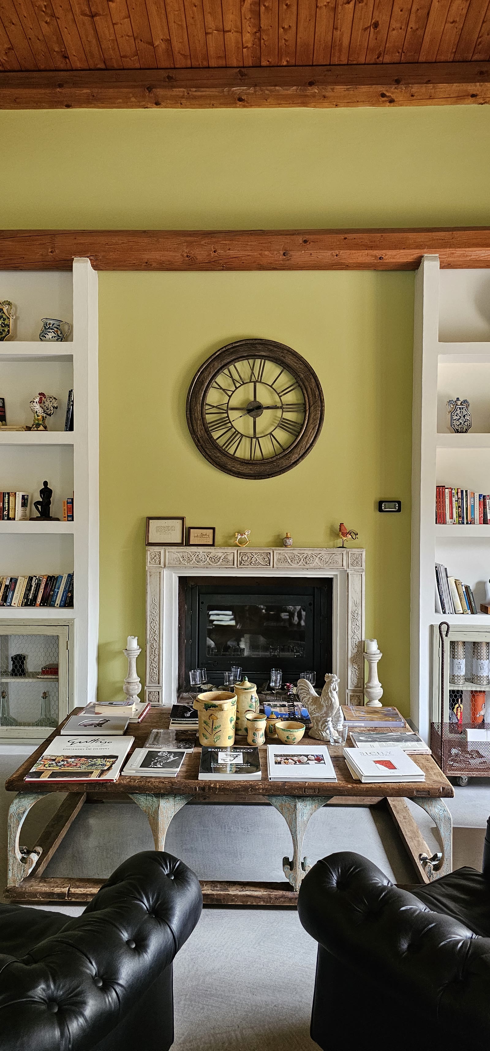 La biblioteca con il camino e l'orologio