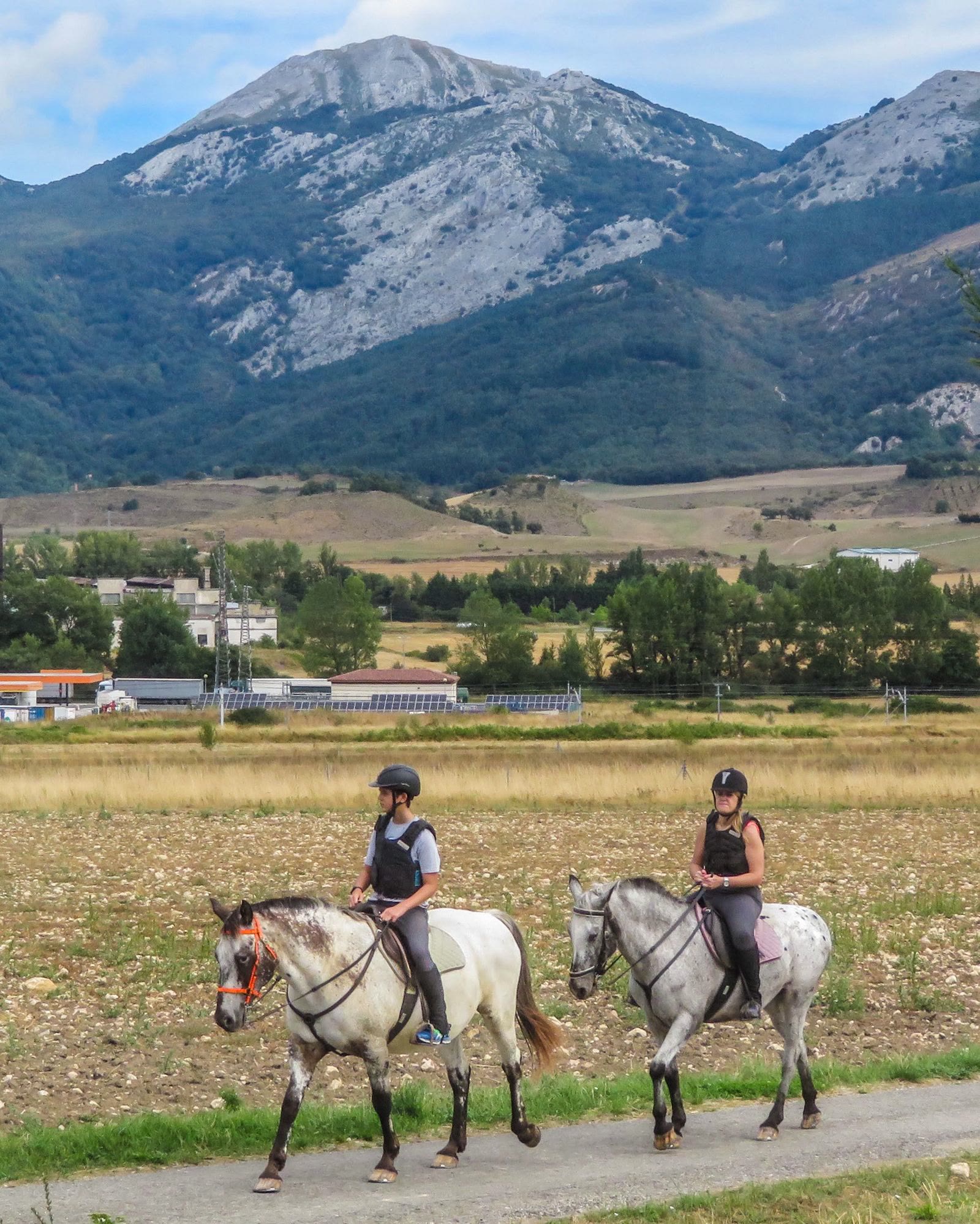 Due cavalieri lungo un sentiero di campagna