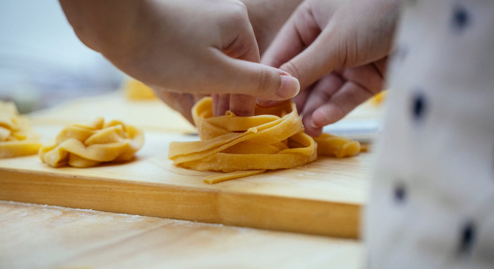 Mani che formano un nido di tagliatelle