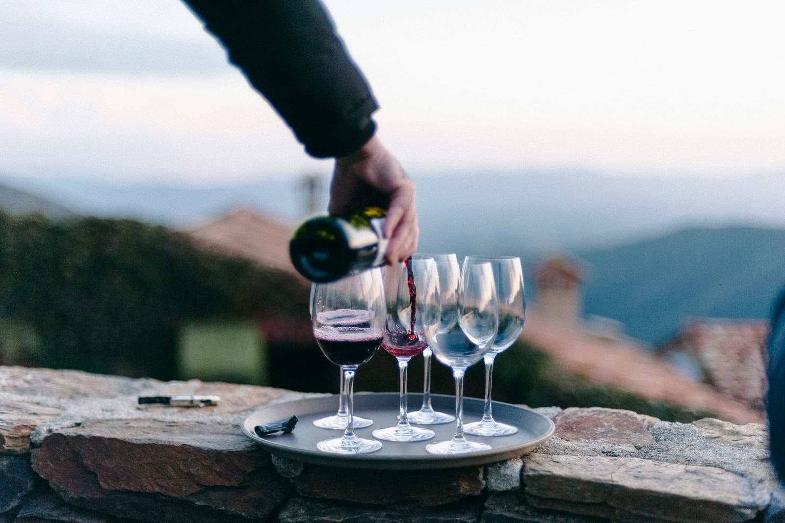 Vino versato nei calici all'aperto